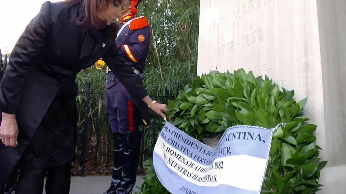 Cristina Kirchner en Londres, durante el homenaje a los caidos en Malvinas (2009)
