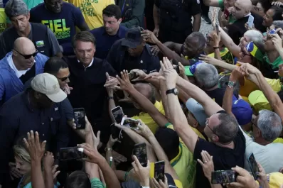 Bolsonaro tensa la política de Brasil con un desfile militar