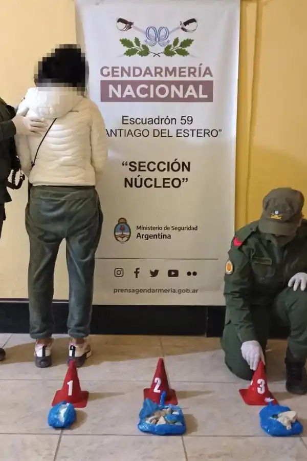 Detuvieron a una mujer que llevaba cocaína adosada al cuerpo