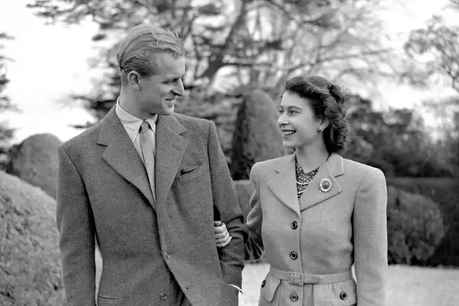 La entonces princesa Isabel y Felipe de Edimburgo, el 23 de noviembre de 1947, en su primera aparición pública tras su boda, celebrada en Londres tres días antes. PA (AP) / EL PAÍS