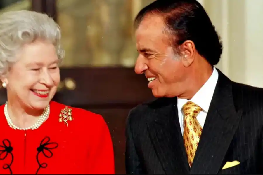 Menen rompió el protocolo y la reina esbozó una sonrisa