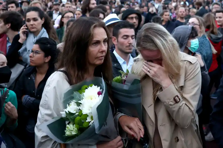 Una multitud llora a la reina Isabel II frente al Palacio de Buckingham