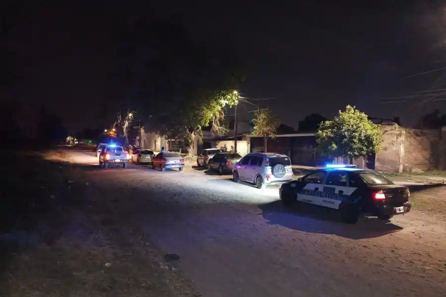 OPERATIVO. Despliegue de patrulleros por el tiroteo entre un delincuente y agentes federales. Foto de Prensa Municipalidad de BRS