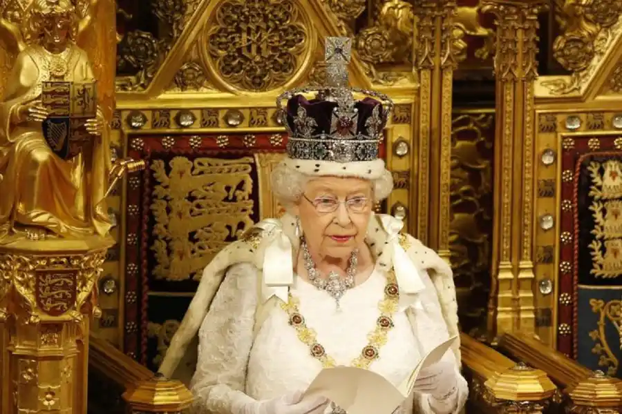 La reina Isabel lee el discurso de la reina durante la apertura estatal del parlamento en la Cámara de los Lores en Londres, Gran Bretaña, el 18 de mayo de 2016. REUTERS/Alastair Grant/Pool