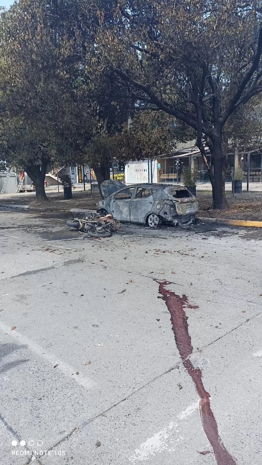 Inseguridad vial en la Perón: un accidente derivó en el incendio de un auto y una motocicleta