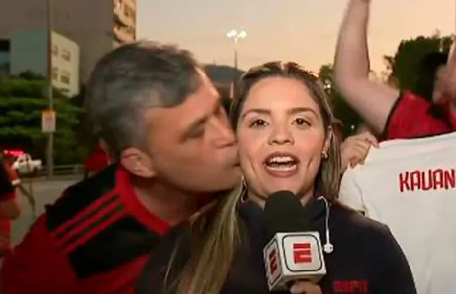 Acosada en vivo: un hincha de Flamengo besó a una periodista durante un móvil y fue detenido