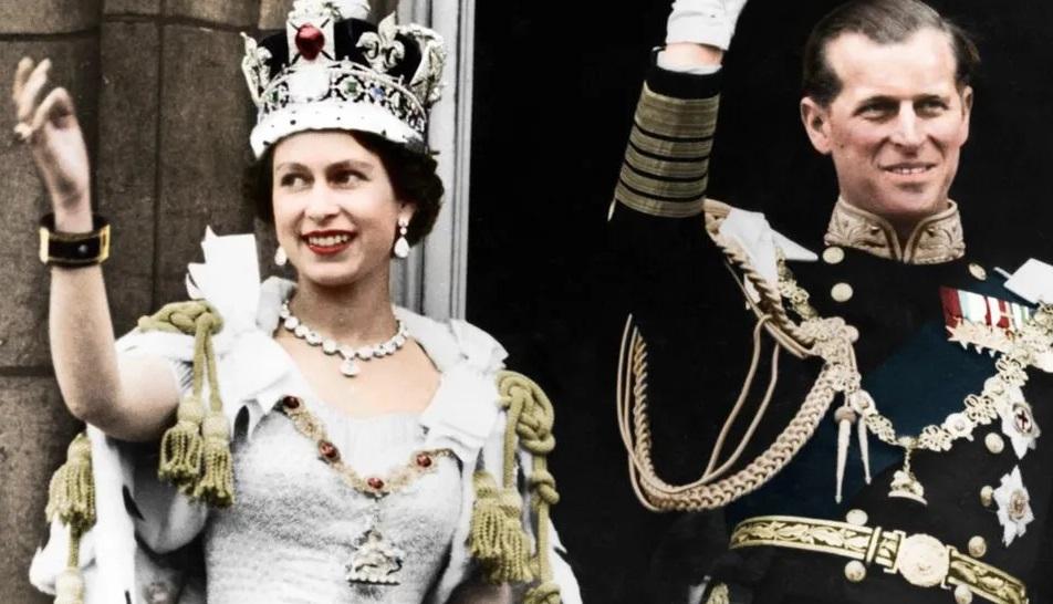 CORONACIÓN. La Reina Isabel II durante su coronación televisada.