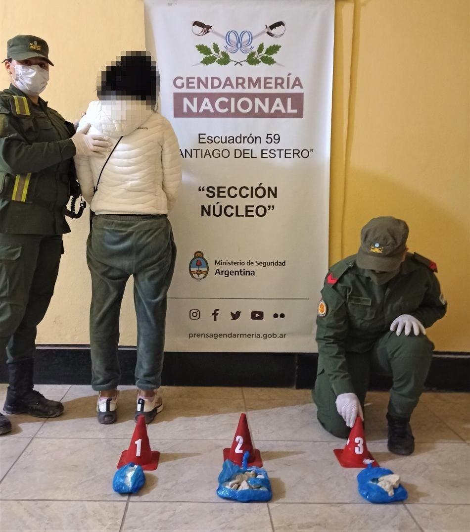 Detuvieron a una mujer que llevaba cocaína adosada al cuerpo