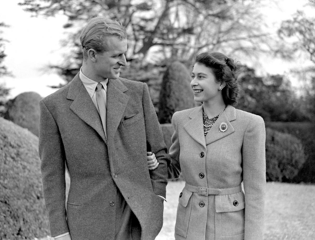 La entonces princesa Isabel y Felipe de Edimburgo, el 23 de noviembre de 1947, en su primera aparición pública tras su boda, celebrada en Londres tres días antes. PA (AP) / EL PAÍS