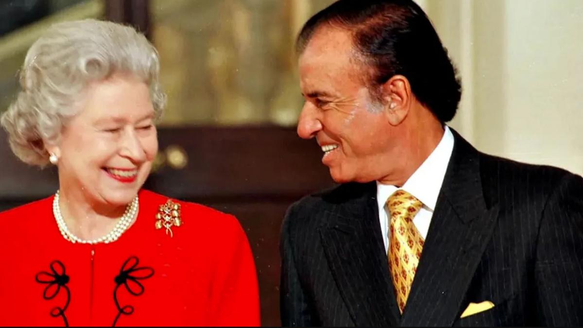 Menen rompió el protocolo y la reina esbozó una sonrisa