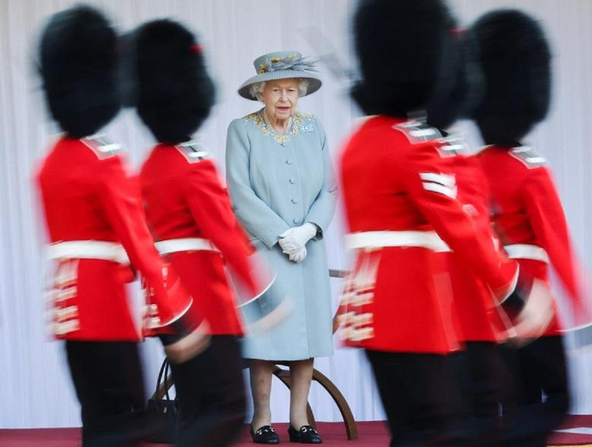 La reina Isabel de Gran Bretaña en una ceremonia que marca su cumpleaños oficial en el Cuadrángulo del Castillo de Windsor, Gran Bretaña, el 12 de junio de 2021. Chris Jackson/Pool vía REUTERS