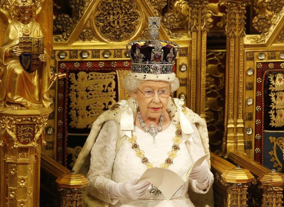 La reina Isabel lee el discurso de la reina durante la apertura estatal del parlamento en la Cámara de los Lores en Londres, Gran Bretaña, el 18 de mayo de 2016. REUTERS/Alastair Grant/Pool