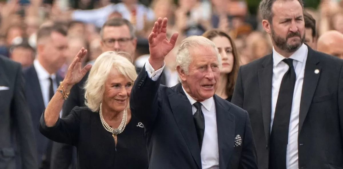 La llegada de Carlos III al Palacio de Buckingham, entre saludos. FOTO TOMADA DE CLARIN.COM