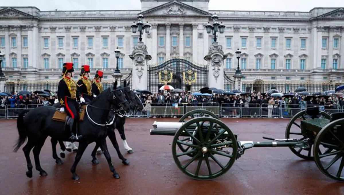 EN LONDRES. Miles de personas se acercaron en las últimas horas hasta Buckingham para rendirle homenaje a Isabel II.