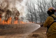 Incendios, otra vez: los bomberos trabajan para sofocar más de 100 focos que el viento Zonda dejó