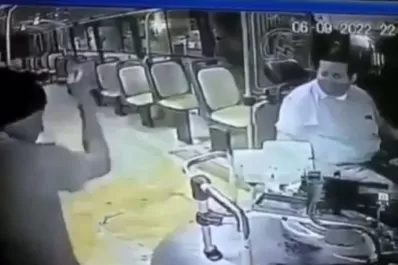 Video: un hombre subió a un colectivo en Salta y lo prendió fuego en pleno viaje