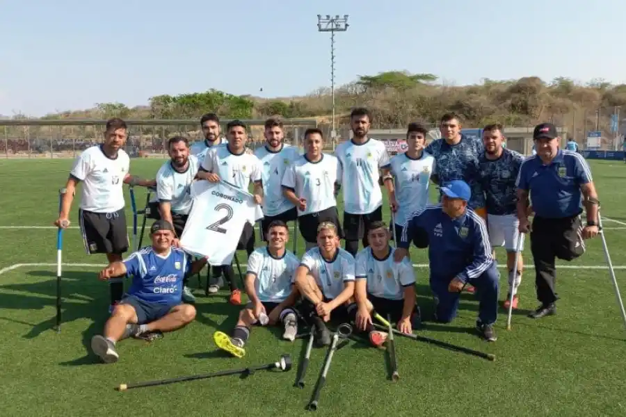 ESPÍRITU DE EQUIPO. El seleccionado argentino de fútbol para amputados tuvo su debut en un Sudamericano en 2001. Actualmente es campeón sudamericano. 