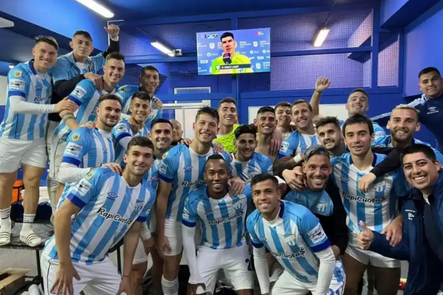Buena relación. Los jugadores se tomaron la foto tras el triunfo ante Vélez con el arquero en la televisión, todavía en la cancha.