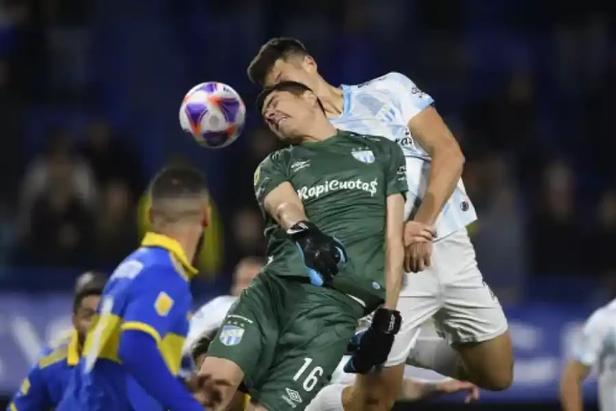 Le falta solo el gol: aquí, yendo a cabecear ante Boca.
