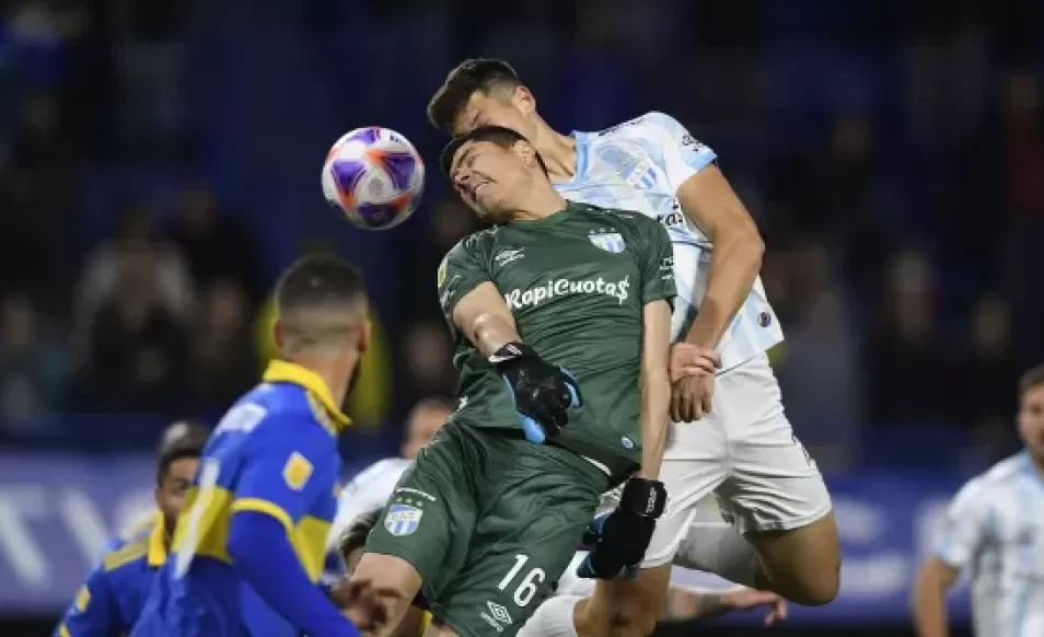 Le falta solo el gol: aquí, yendo a cabecear ante Boca.