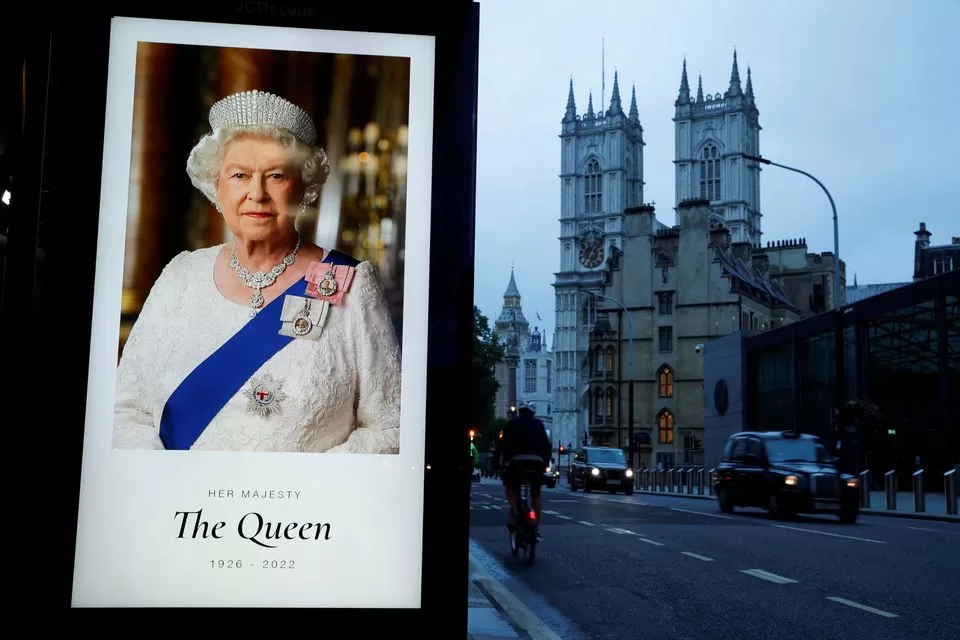 Un retrato de la reina Isabel II se muestra en una parada de ómnibus en las afueras de la Abadía de Westminster, en Londres, Gran Bretaña. Foto de Reuters
