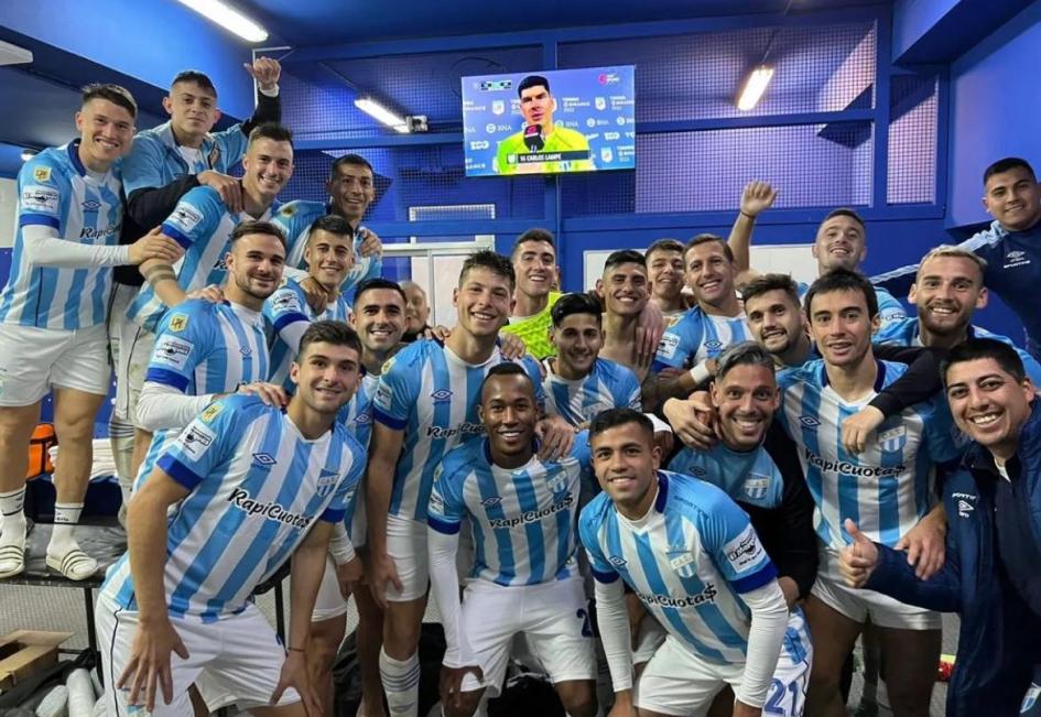 Buena relación. Los jugadores se tomaron la foto tras el triunfo ante Vélez con el arquero en la televisión, todavía en la cancha.
