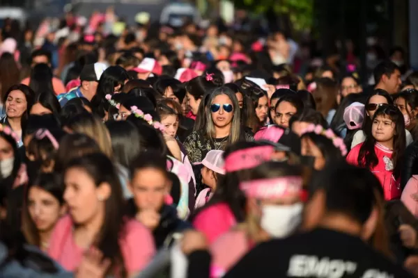De rosa y con brillos: el fenómeno Tini atraviesa generaciones