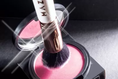 Arrancaron en su living de Yerba Buena y se proyectan maquillando en todo el mundo