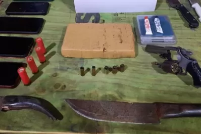 Bella Vista: allanaron tres casas por el robo de un auto y encontraron marihuana y armas