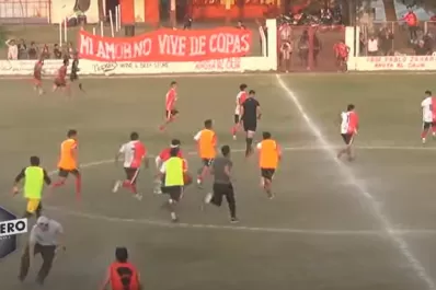 Video: hinchas de Newbery acorralaron y atacaron a jugadores de Sportivo Guzmán