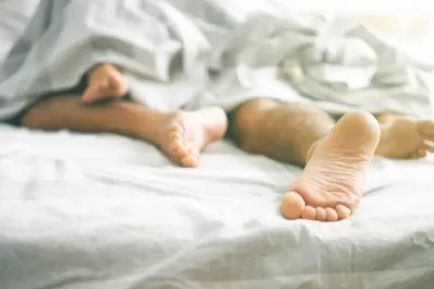 Interrumpió a los tiros un trío sexual porque su novia era una de las participantes