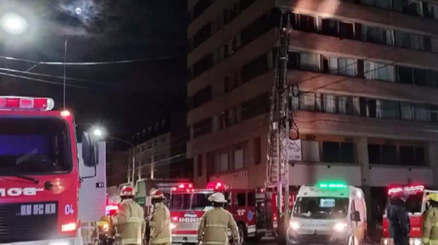 Un hotel de Bariloche se incendió esta madrugada y hubo 50 personas afectadas. (Foto: Policía de Río Negro)