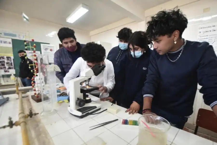 PURA CIENCIA. Los chicos utilizan los laboratorios para sus tareas.