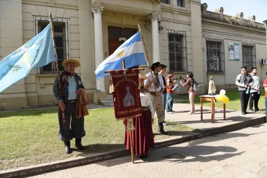 AL FRENTE. La imagen peregrina de la Virgen de La Merced estuvo encabezando la comitiva. Detrás, los gauchos tucumanos la custodiaron.  