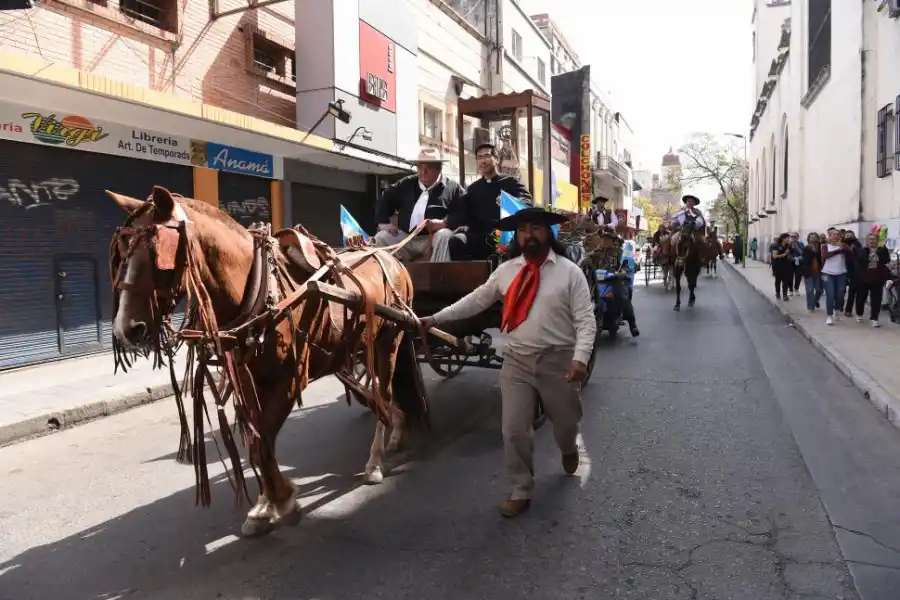 CUSTODIA. Ex combatientes de Malvinas participaron de la caravana.  