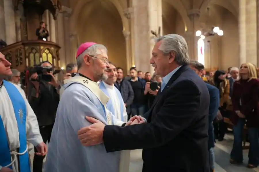 SALUDO. Entre monseñor Jorge Scheinig y el Presidente. 