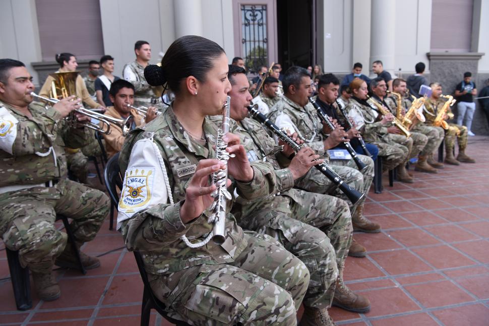 EN VIVO. La banda de música del Liceo Militar estuvo a cargo de musicalizar el evento. Tocaron el himno y varias composiciones patrias. 