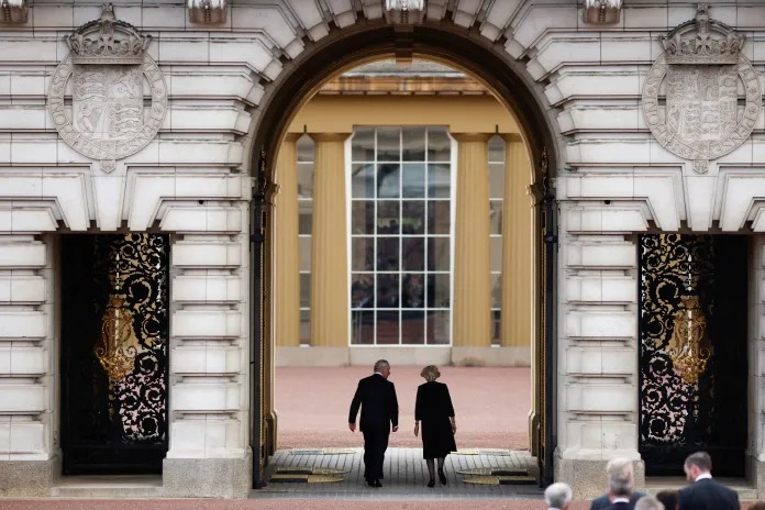 SILUETAS. Carlos III y su esposa Camila entran al Palacio de Buckingham.   