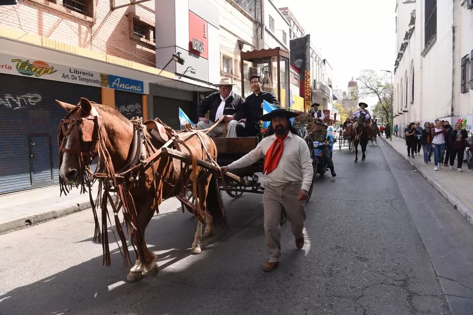 CUSTODIA. Ex combatientes de Malvinas participaron de la caravana.  