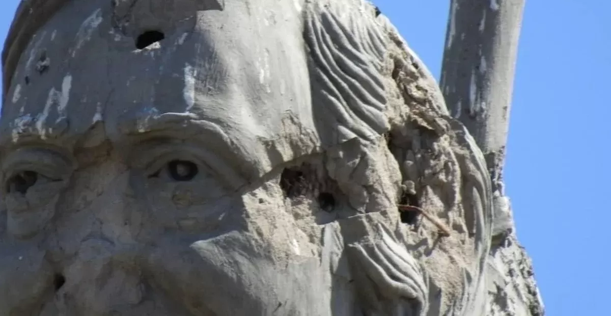 VANDALISMO. La estatua del ex presidente apareció con agujeros en la cabeza y en la sien. Foto tomada de: clarin.com.ar