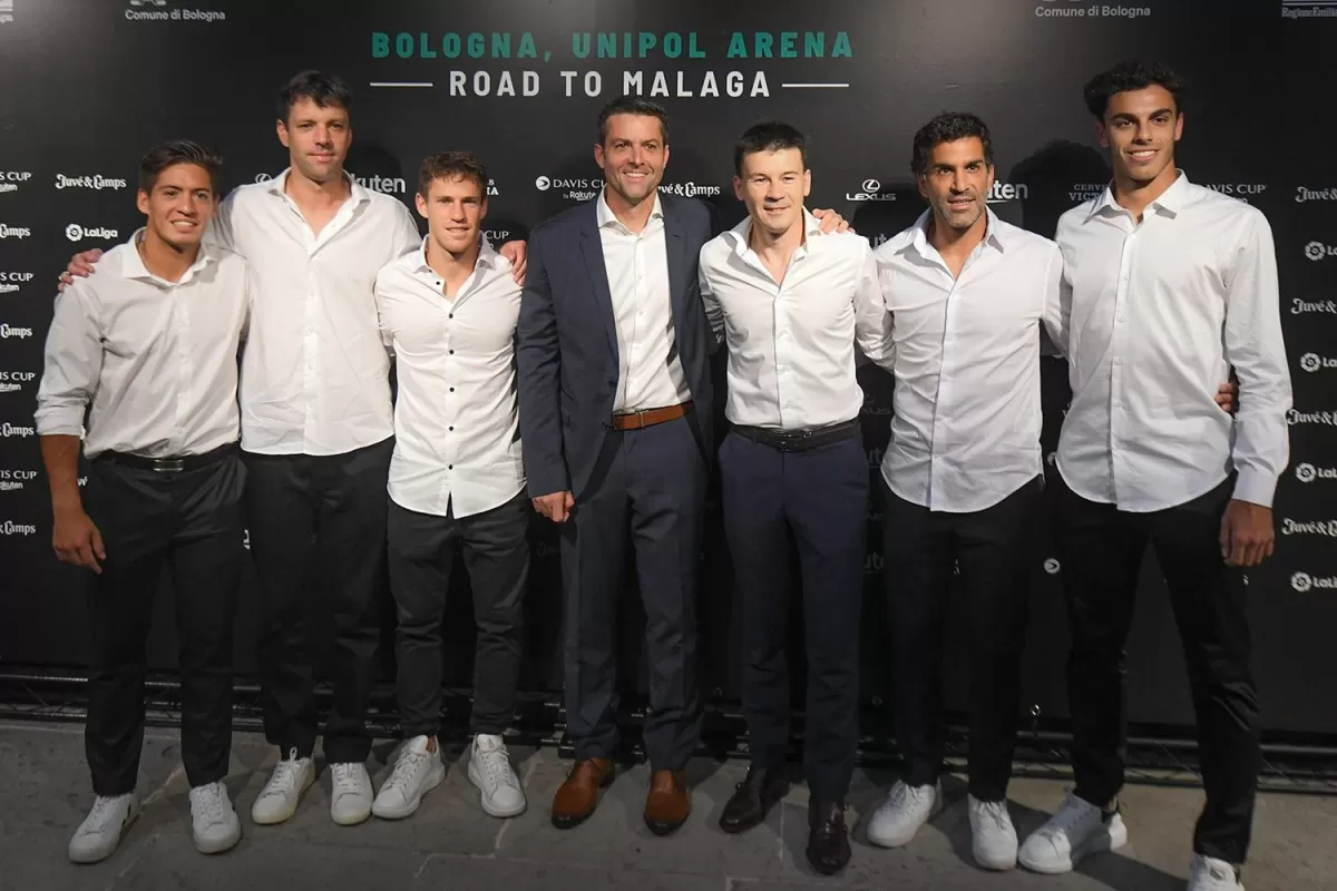 TODO LISTO. Guillermo Coria acompañado por el resto del equipo argentino de la Copa Davis.