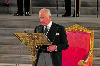 Ante el Parlamento británico, Carlos III prometió servir al país