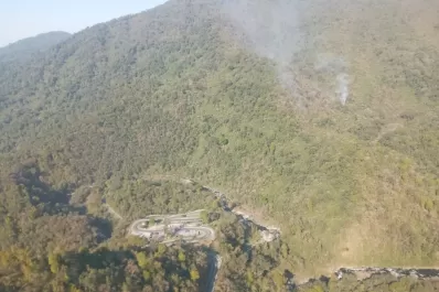 El fuego persiste en la zona de El Indio y condiciona las tareas de brigadistas