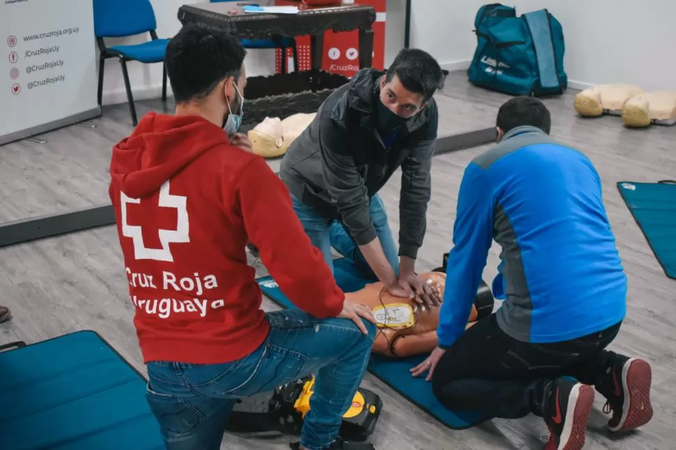 FORMACIÓN. La Cruz Roja Argentina -miembro de la Cruz Roja Internacional- capacita en primeros auxilios más de 50.000 personas por año. 