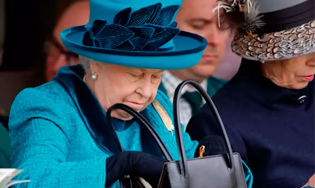 Revelan otro curioso dato de la reina Isabel II, ¿qué llevaba en el bolso que la acompañó toda su vida?