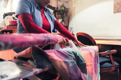 Empleadas domésticas: ¿cuánto deben cobrar por cuatro horas de limpieza o cuidados infantiles?