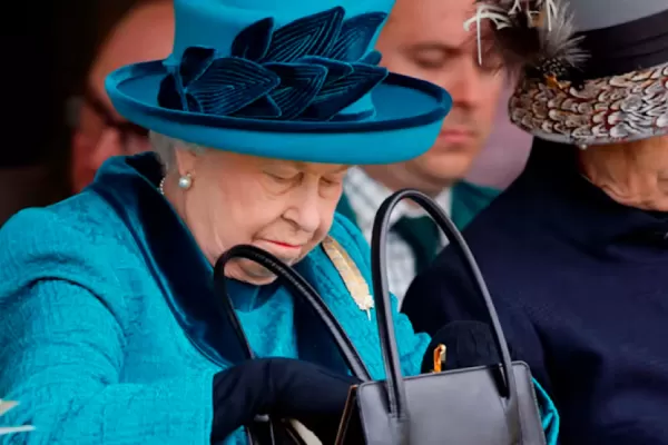 Revelan otro curioso dato de la reina Isabel II, ¿qué llevaba en el bolso que la acompañó toda su vida?