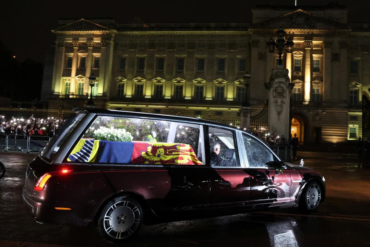 Los restos de la reina Isabel II ya se encuentran en el Palacio de Buckingham