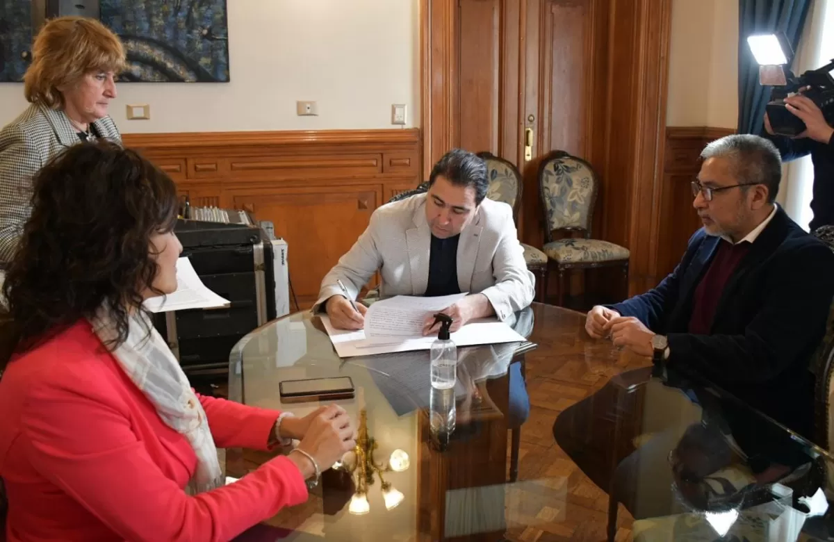 EN CASA DE GOBIERNO. Mansilla firma el convenio con la Nación. Foto de Comunicación Pública