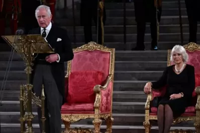 A pocos días de asumir el trono, Carlos III despidió a 100 trabajadores